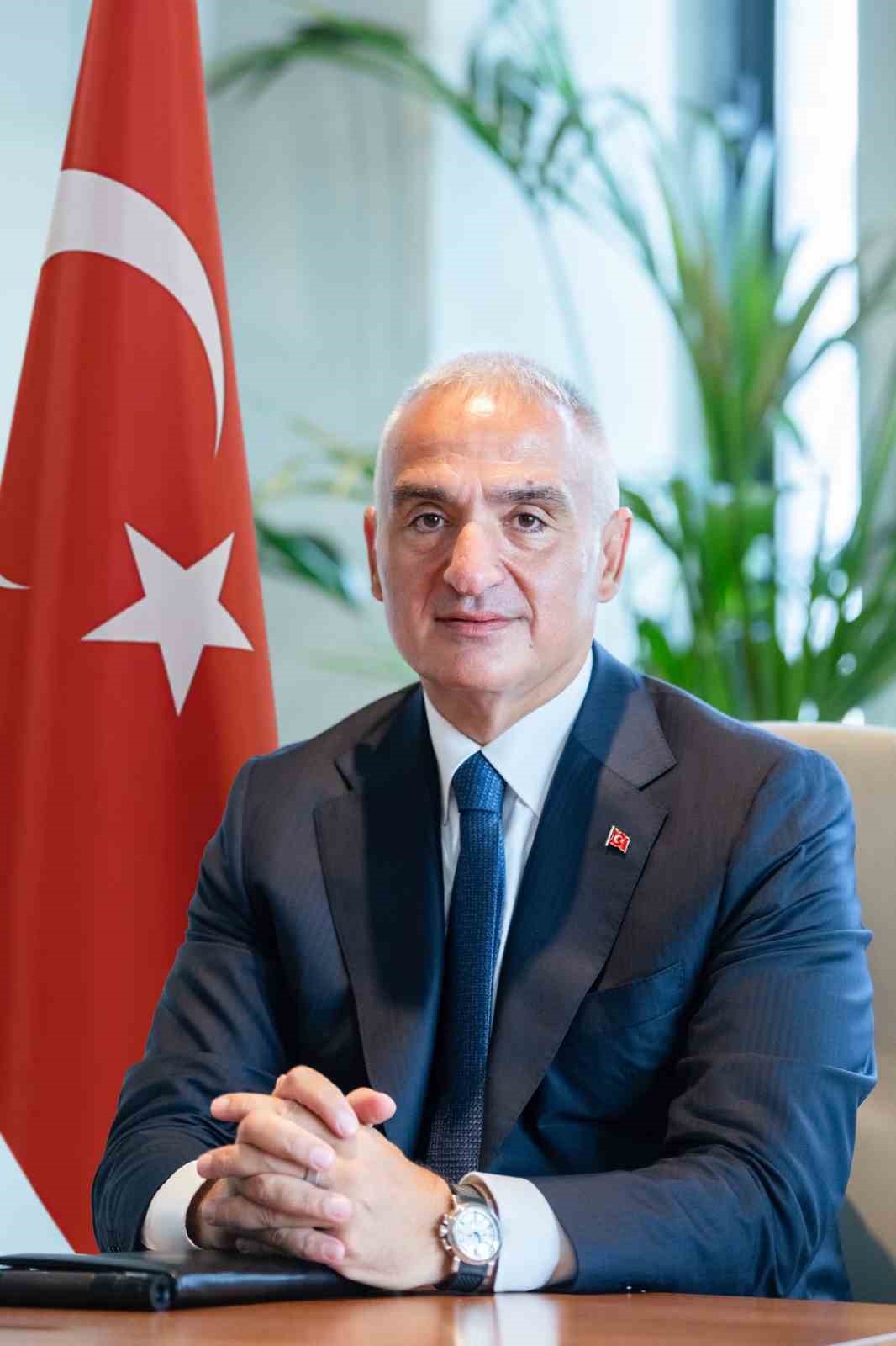 36 yıllık vefa: Gözü gibi koruduğu Türk bayrağını uzman ellere teslim etti