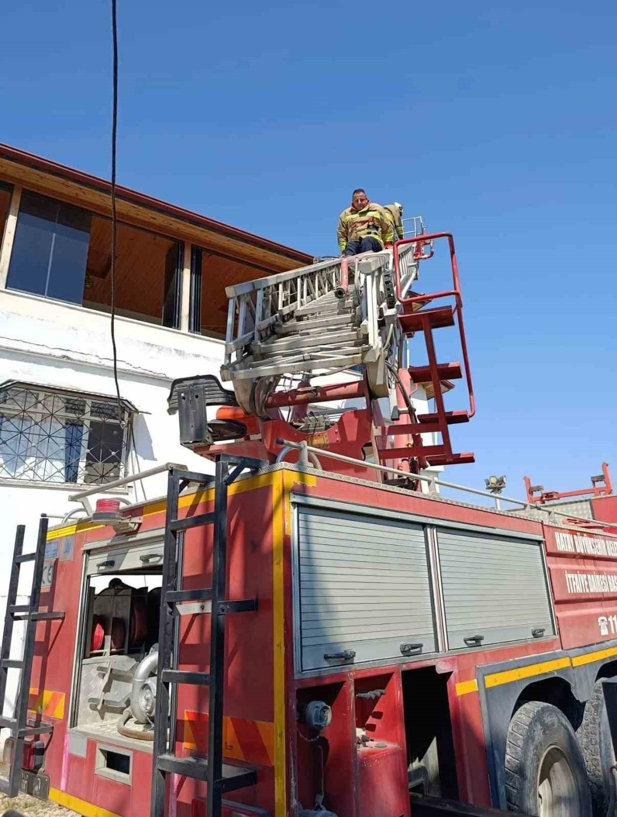 Defne&rsquo;de &ccedil;atı yangını binaya sı&ccedil;ramadan s&ouml;nd&uuml;r&uuml;ld&uuml;