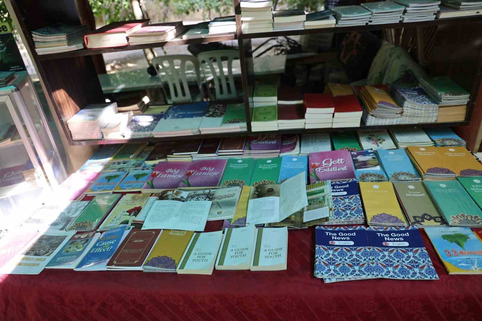 Kızıl Vadide 30 yıldır turistlere 15 farklı dilde Kur&rsquo;an-ı Kerim meali dağıtıyor