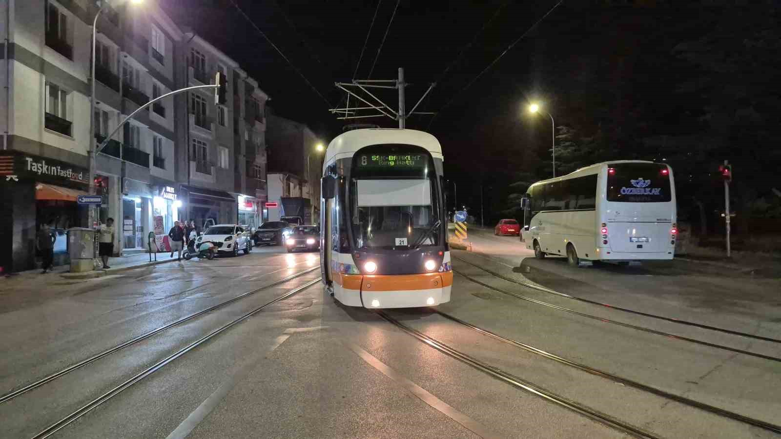 Kontrolden çıkan otomobil tramvay hattının direğine çarptı: 1 yaralı