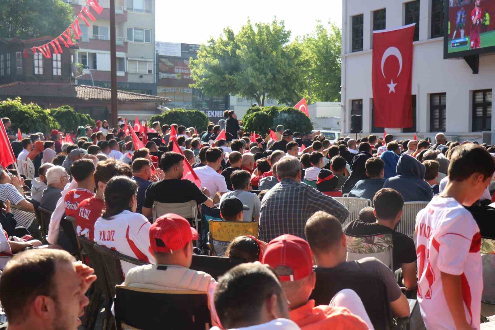 Sakaryalılar kırmızı beyazları giyip dev ekranda milli takım heyecanı yaşadı