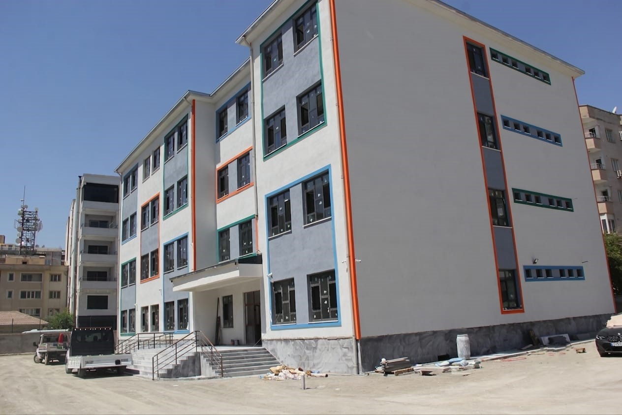 Cizre’ye 24 derslikli modern bir okul daha kazandırıldı