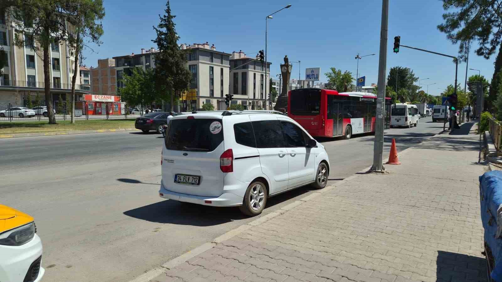 Hafif ticari aracın &ccedil;arptığı yaya yaralandı