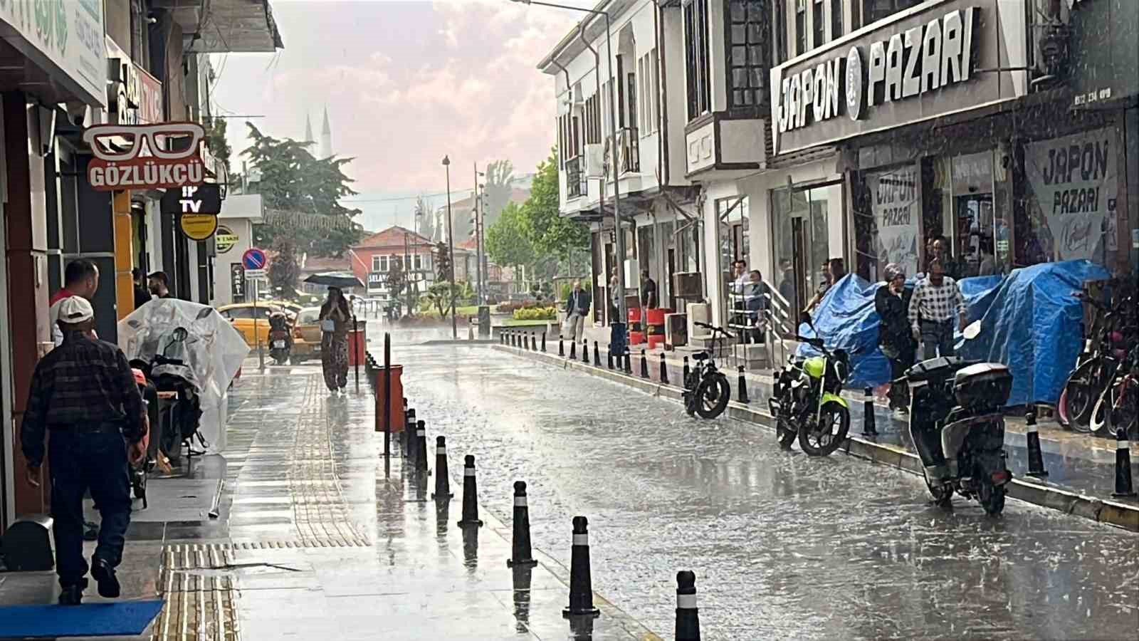 Çorum’da aniden bastıran sağanak vatandaşlara zor anlar yaşattı
