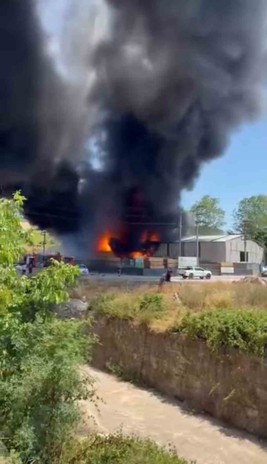 Kocaeli&rsquo;de boya fabrikası alevlere teslim oldu