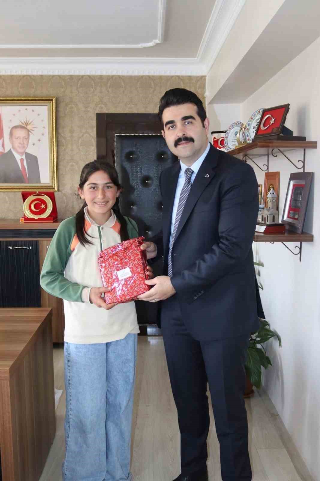 Tomarza’da en çok kitap okuyan öğrenciler ödüllendirildi