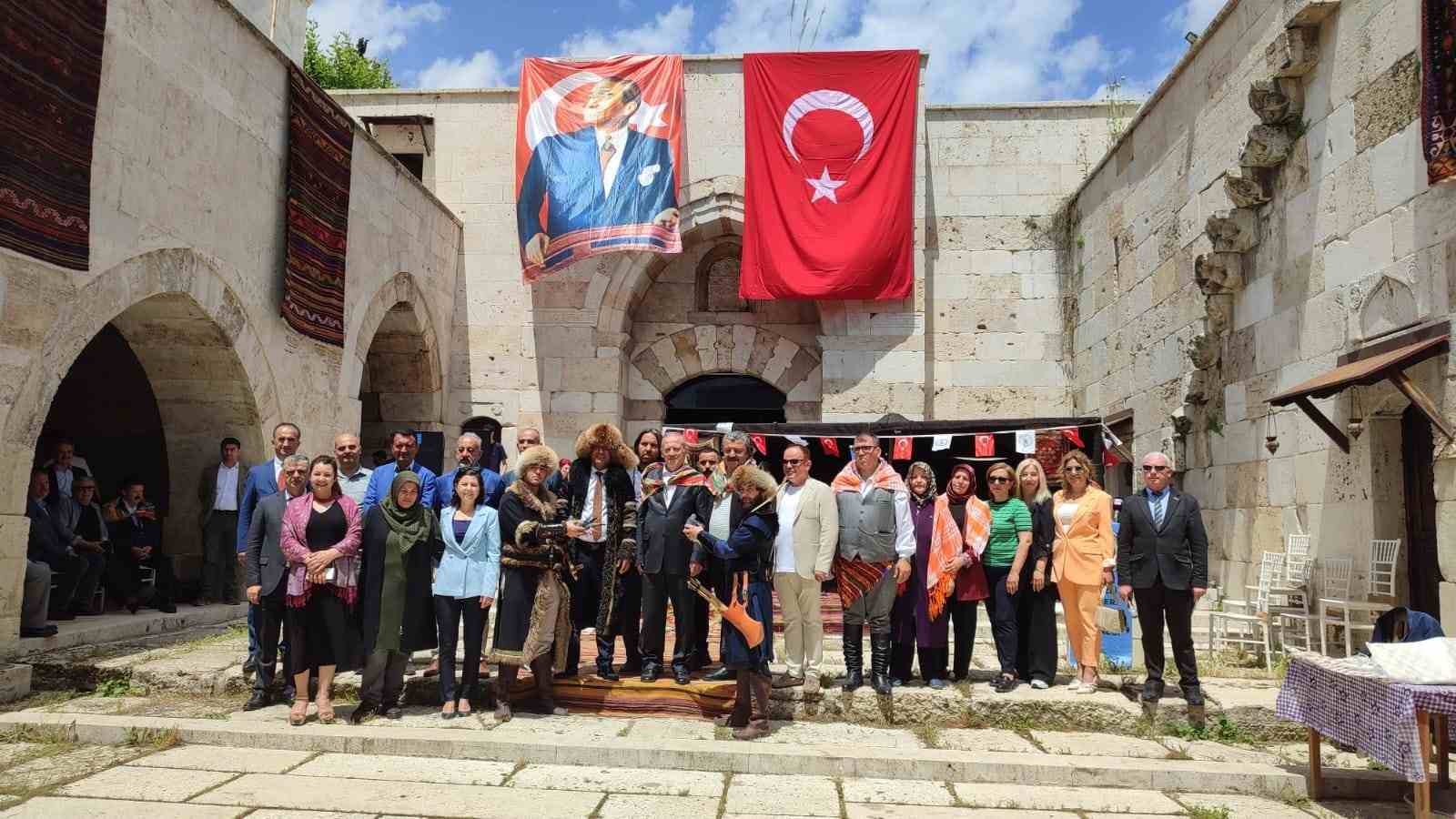 Tarihi Akhan Kervansarayında Y&ouml;r&uuml;k k&uuml;lt&uuml;r&uuml;ne ev sahipliği yaptı