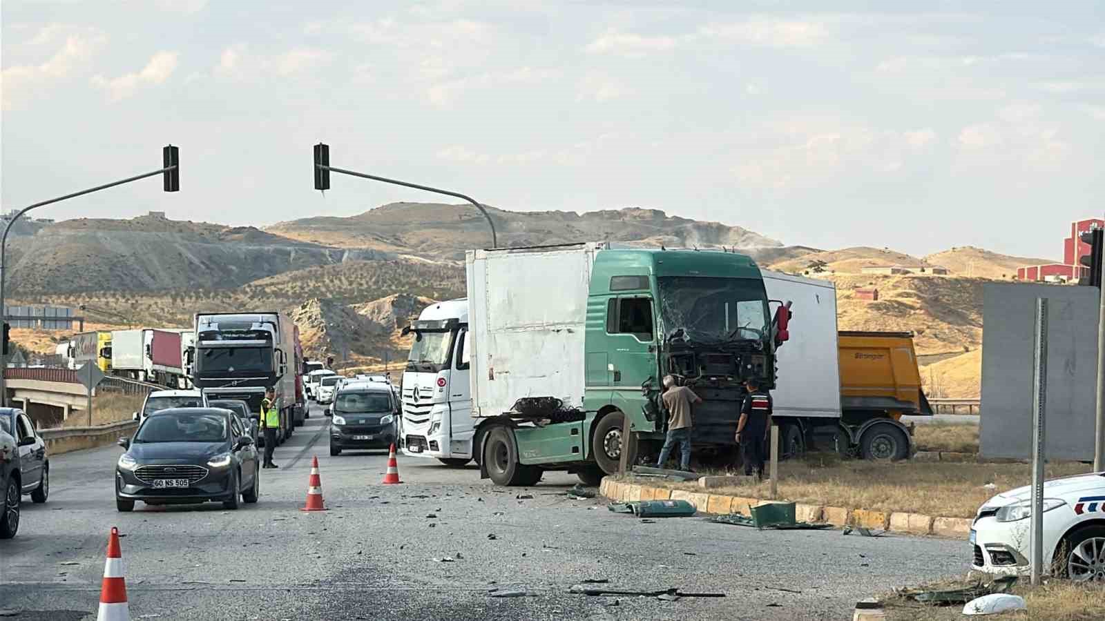 Kırıkkale’de yolcu otobüsü ve iki tır kavşakta çarpıştı: 1 yaralı