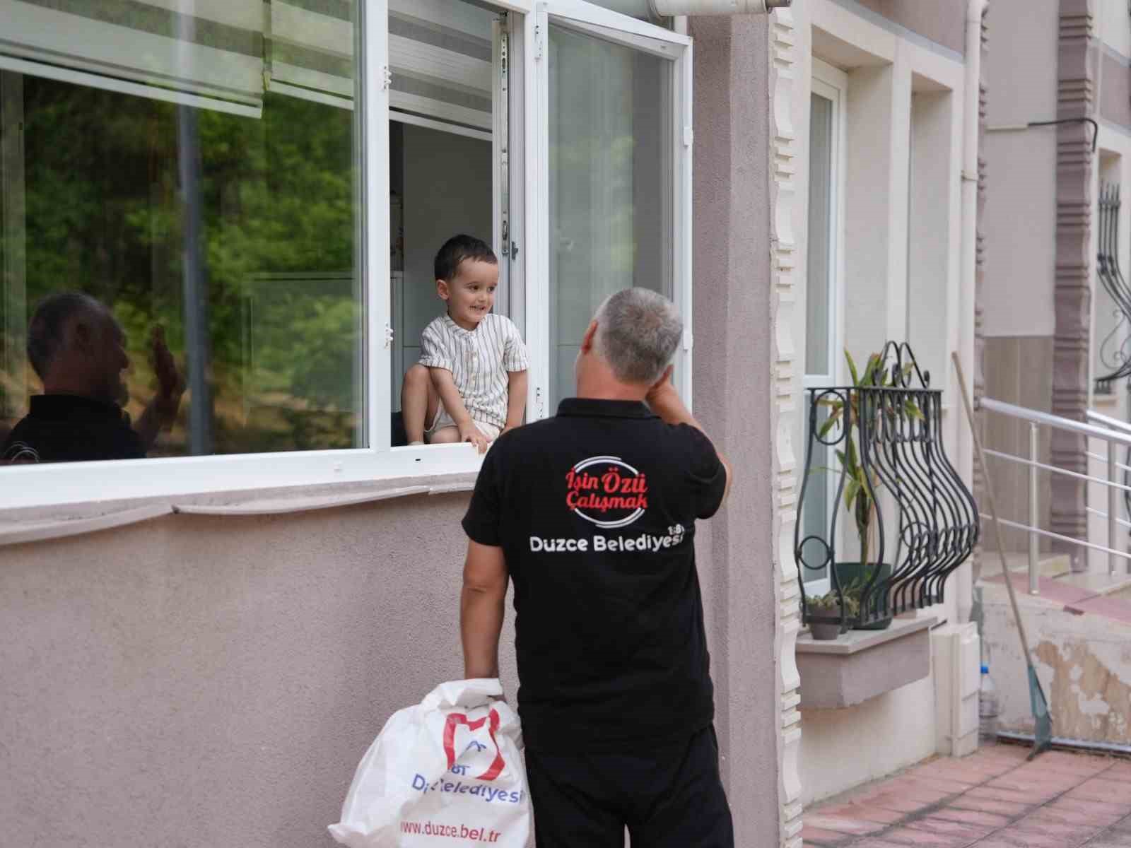 Her gün heyecanla çöp kamyonlarının yolunu gözleyen minik Ahmed’e işçilerden sürpriz ziyaret