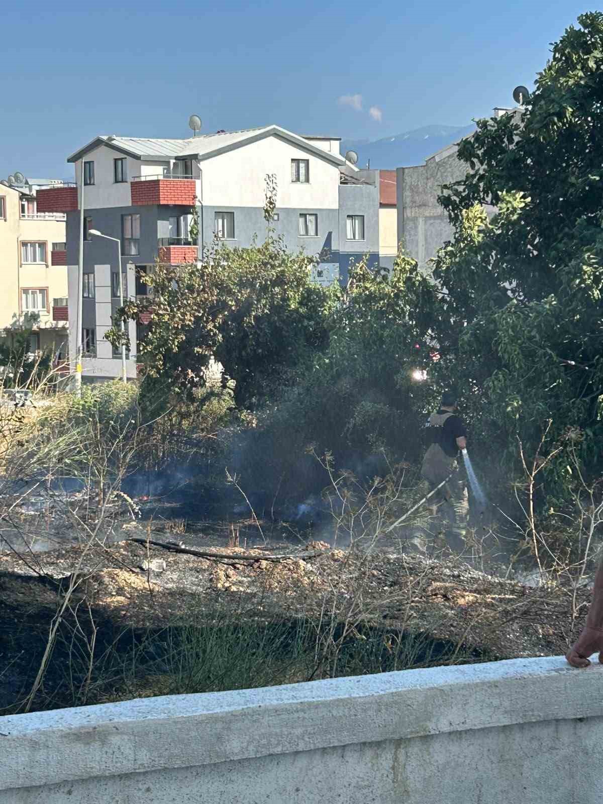 Bursa&rsquo;da otluk alanda &ccedil;ıkan yangın s&ouml;nd&uuml;r&uuml;ld&uuml;