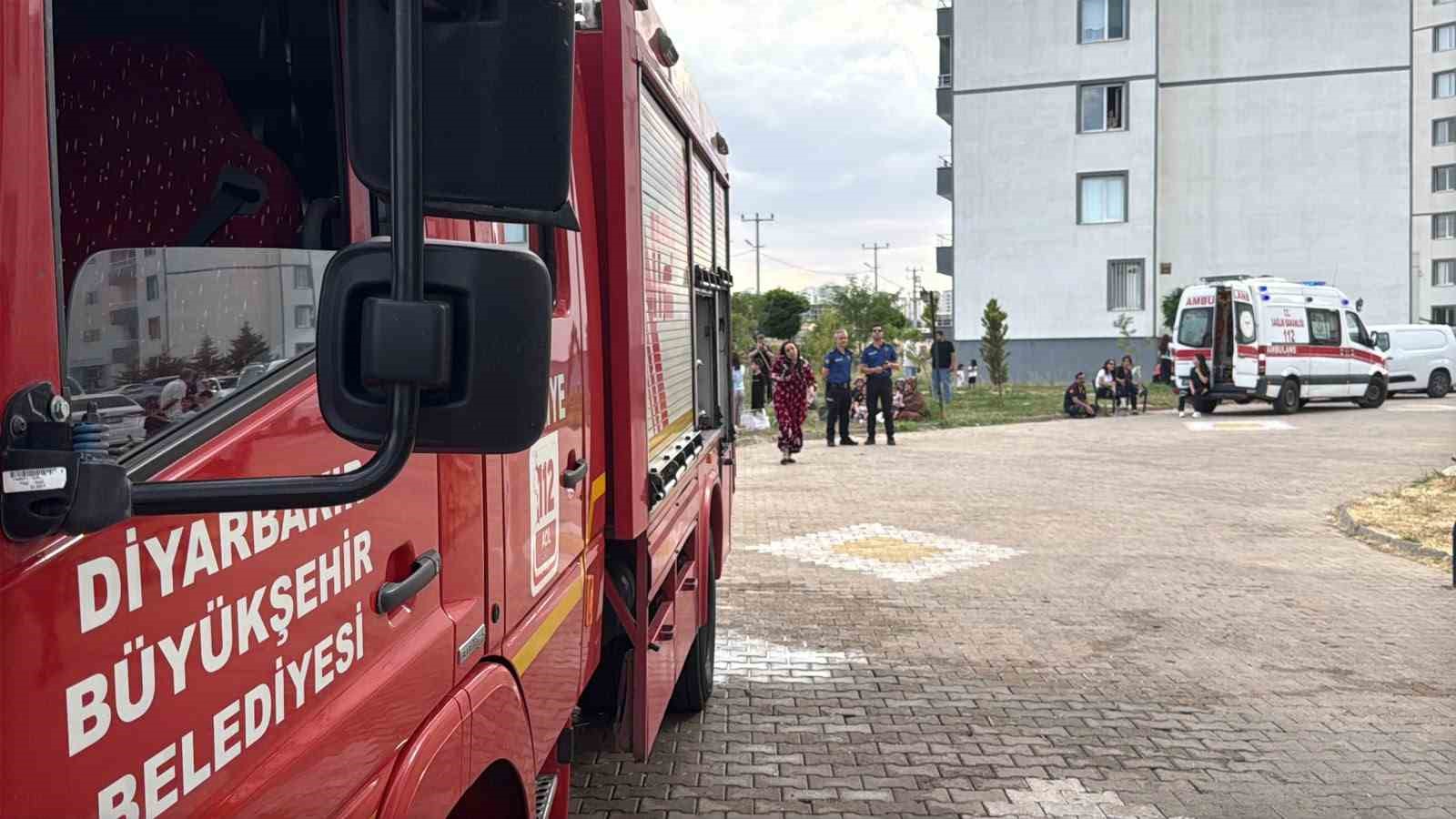 Diyarbakır’da ev yangınında 1 kişi dumandan etkilendi