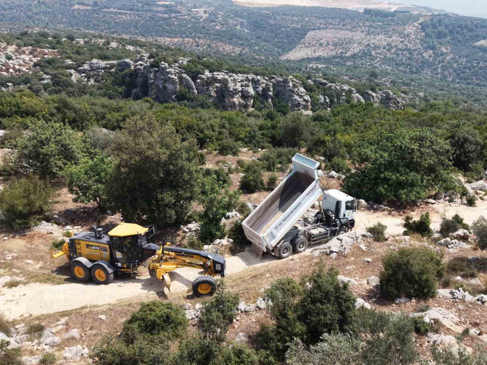 Tarsus’un kırsal mahallelerinde ulaşım için yol mesaisi