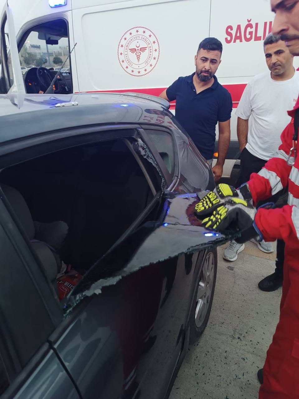 Araçta kilitli kalan çocuk camın kırılmasıyla kurtarıldı