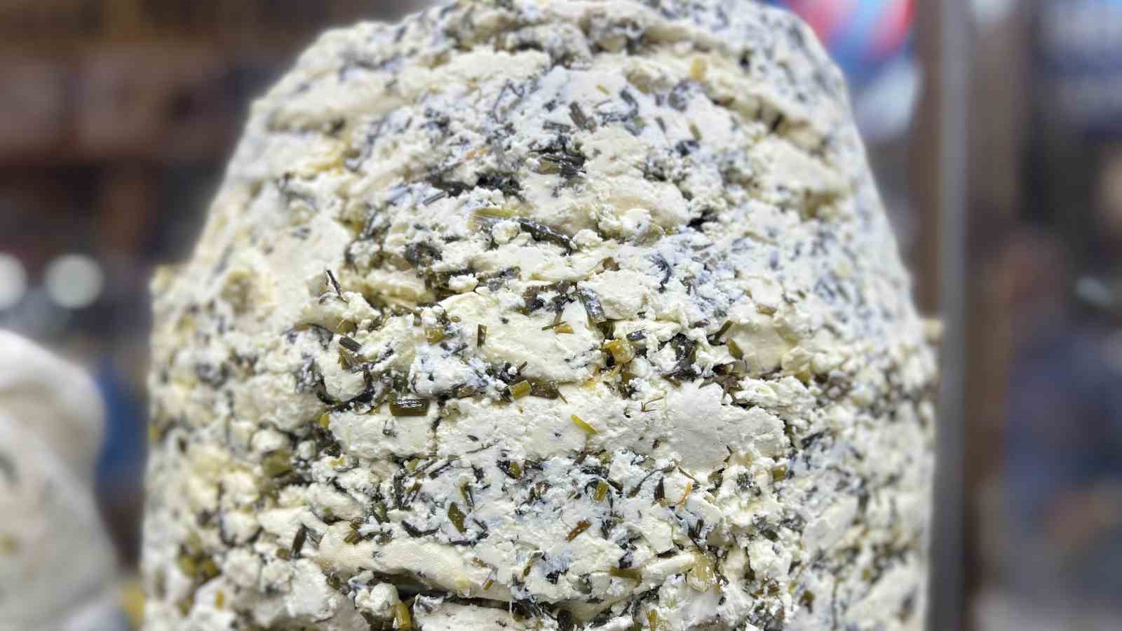 Van&rsquo;ın meşhur otlu k&uuml;p peyniri tezg&acirc;hlardaki yerini almaya başladı
