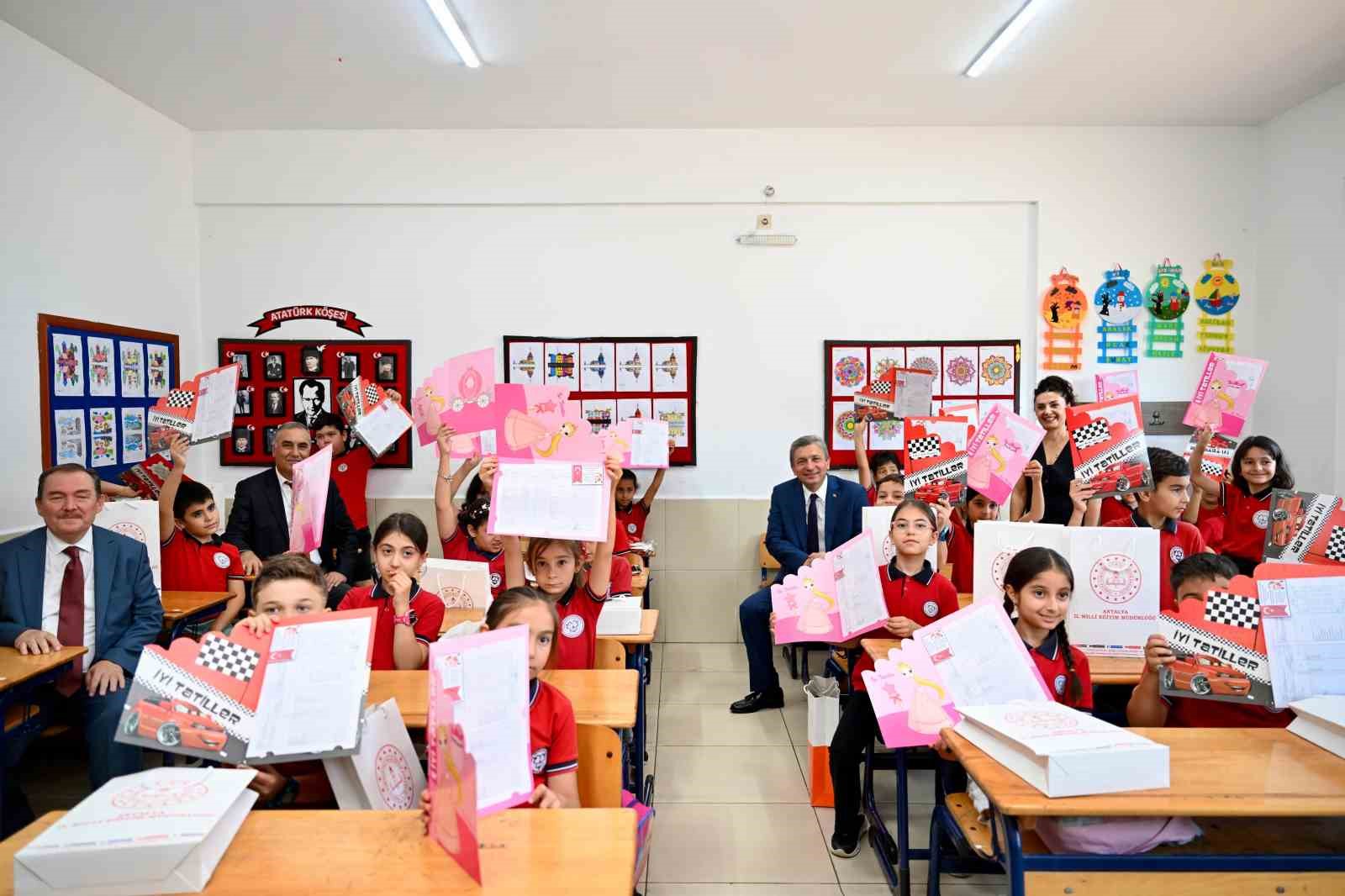 Antalya&rsquo;da 484 bin 576 &ouml;ğrenci karne heyecanı yaşadı