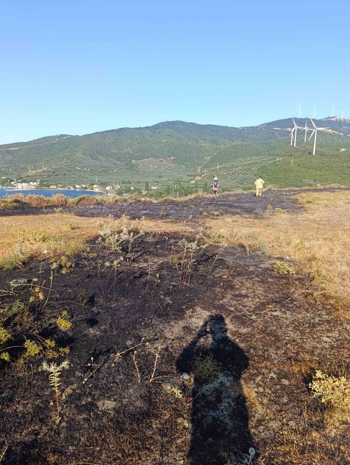 Erdek’te mezarlık girişindeki ot yangını büyümeden söndürüldü