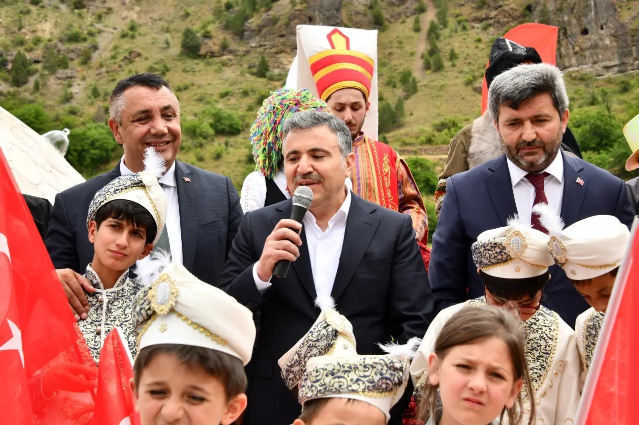 Sünnet çocukları valinin makam aracıyla şehir turu attılar