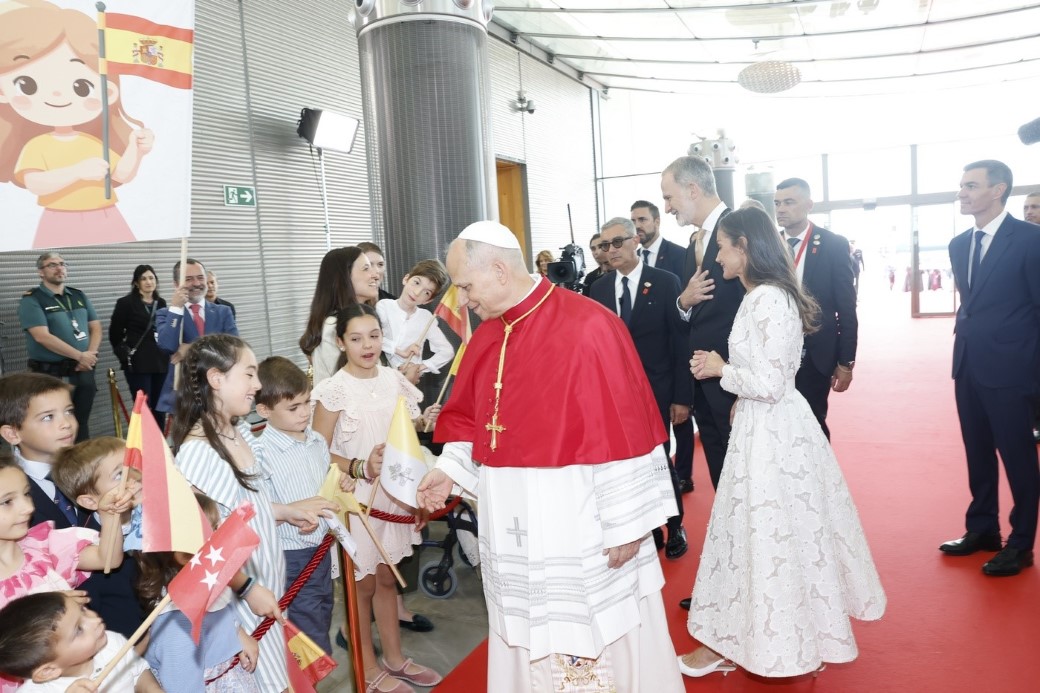 Papa 14. Leo, İspanya’da Kral Felipe ve Kraliçe Letizia tarafından resmi törenle karşılandı
