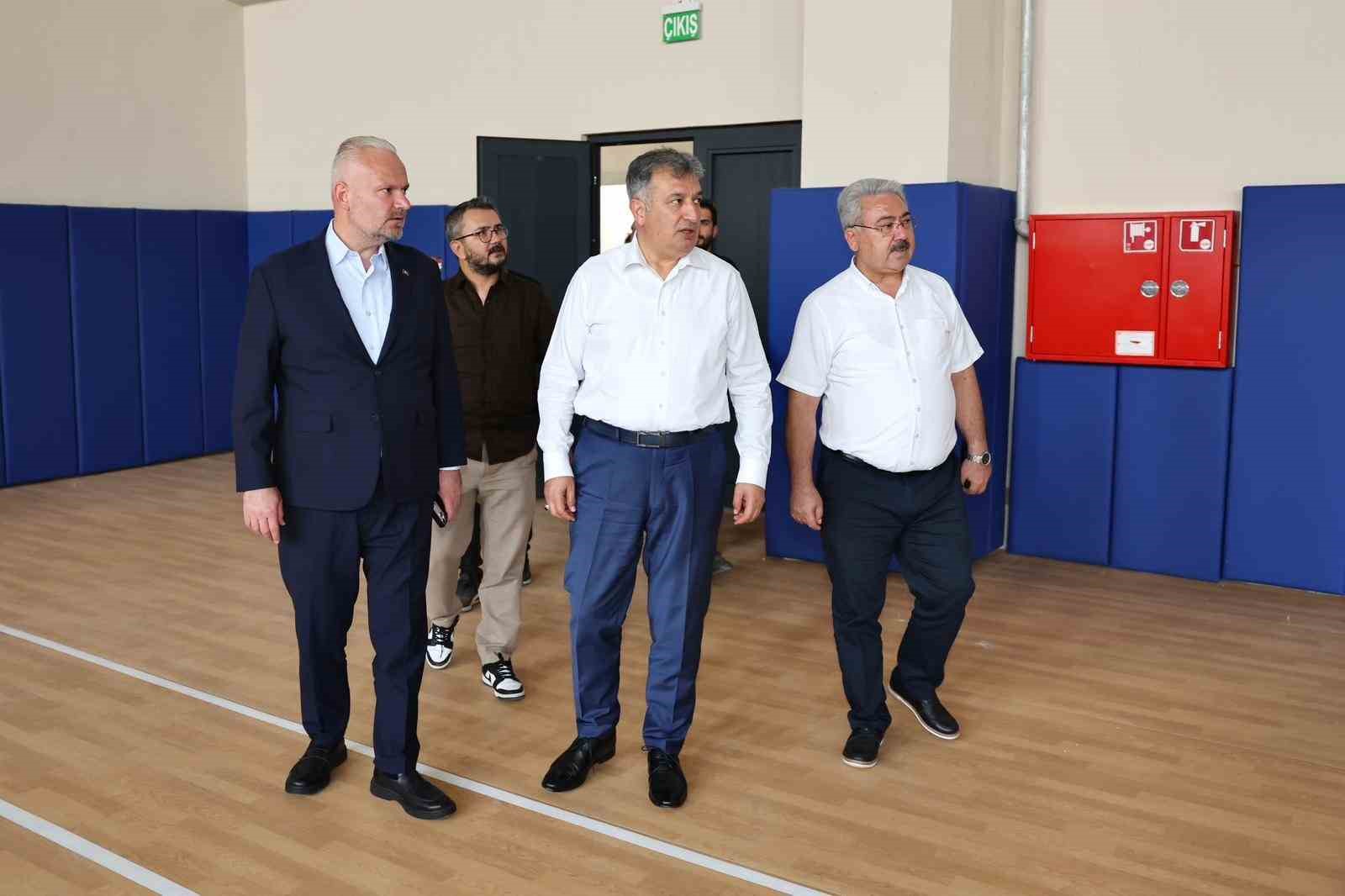 Menemen&rsquo;de yapımı s&uuml;ren yeni gen&ccedil;lik merkezinde inceleme