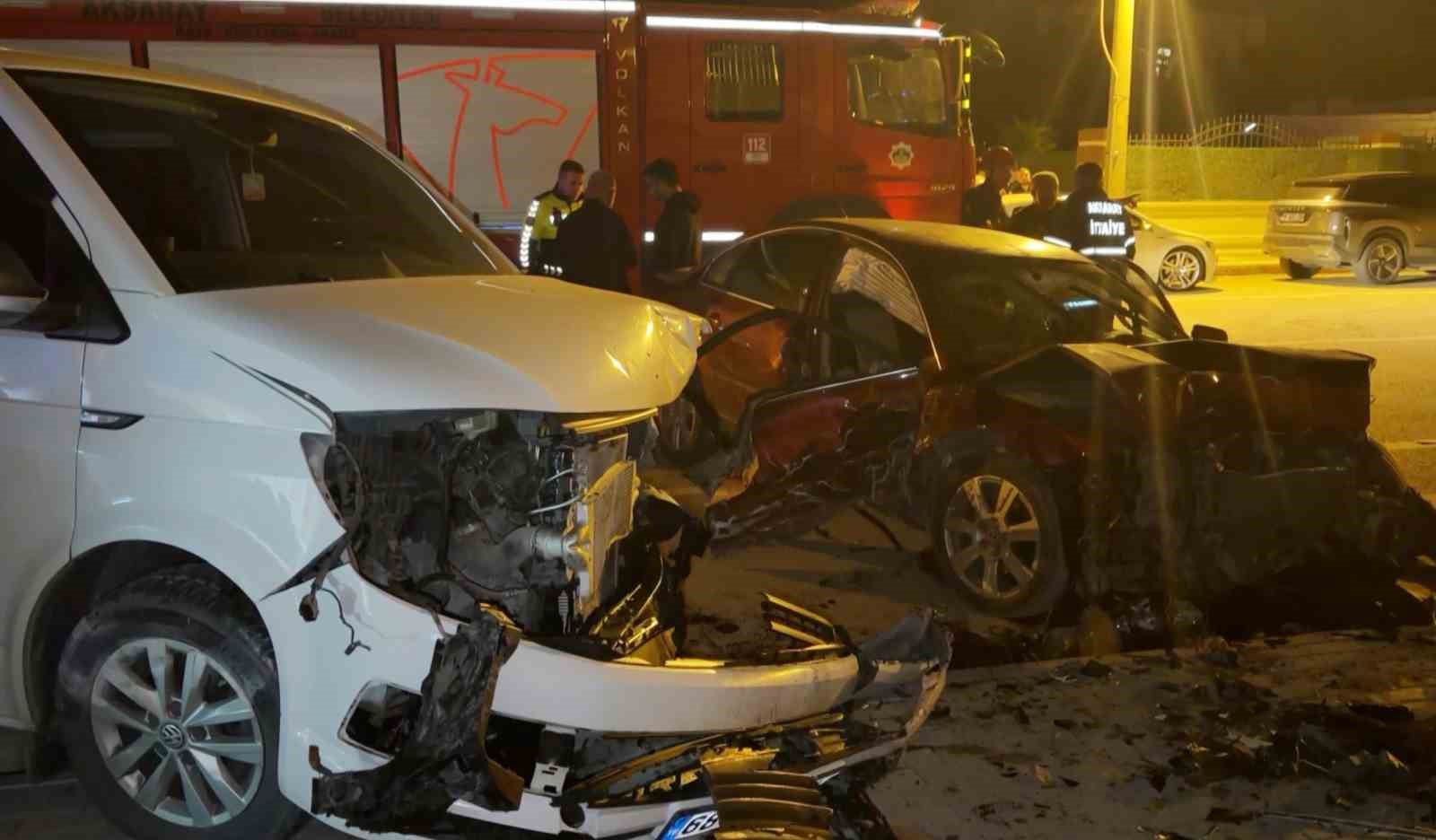 Alkoll&uuml; s&uuml;r&uuml;c&uuml; 4 araca birden &ccedil;arptı: 2 yaralı