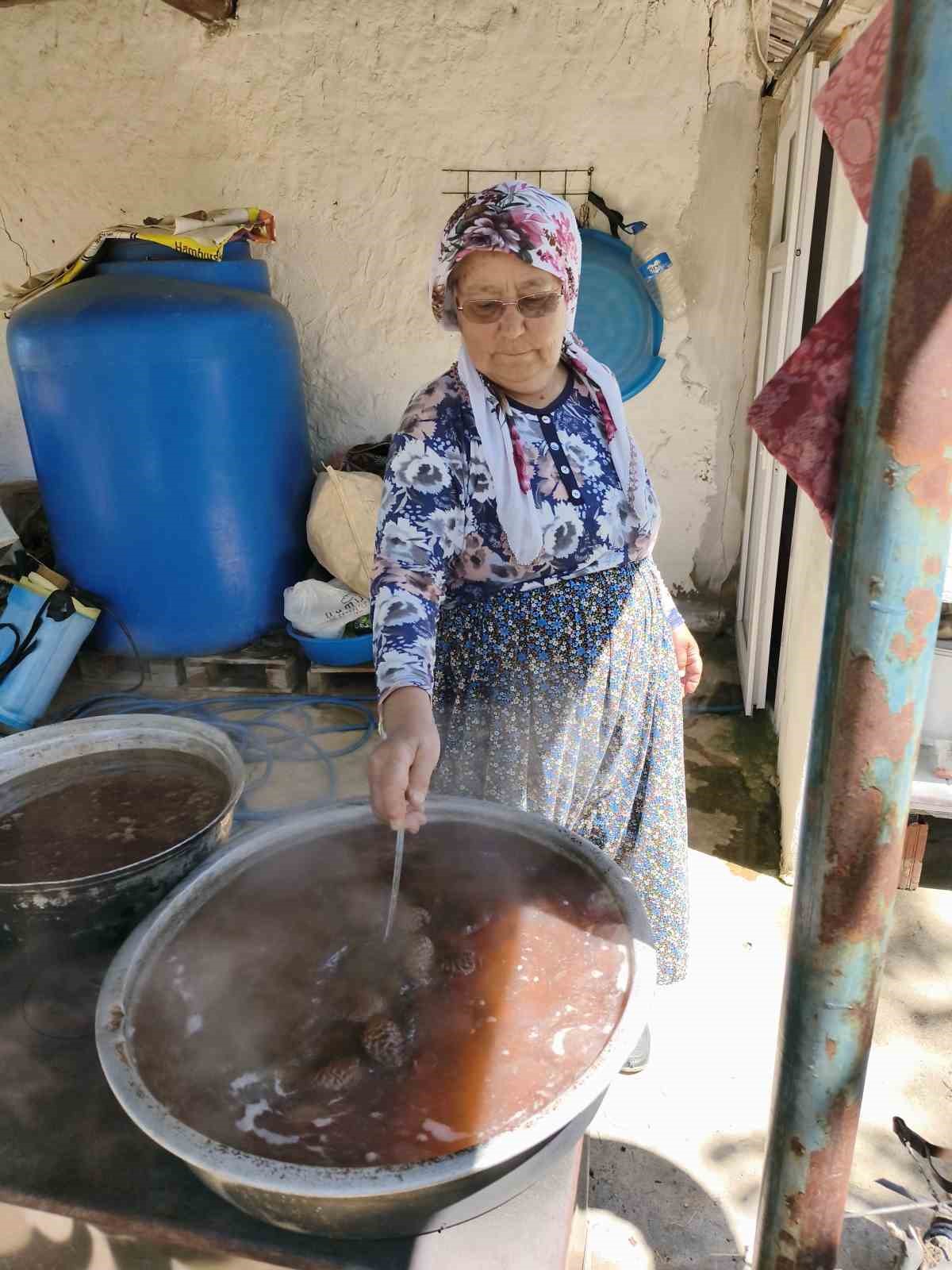 Nimet nine, asırlık gelenekle çam kozalağı pekmezi yapıyor