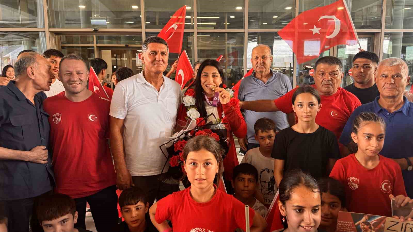 Şampiyon güreşçi memleketinde davul zurnayla karşılandı