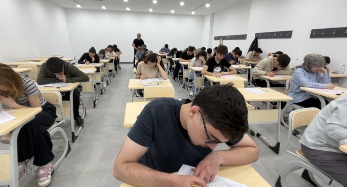 Sivas’ta üniversite adayları sınav heyecanını prova ile attılar