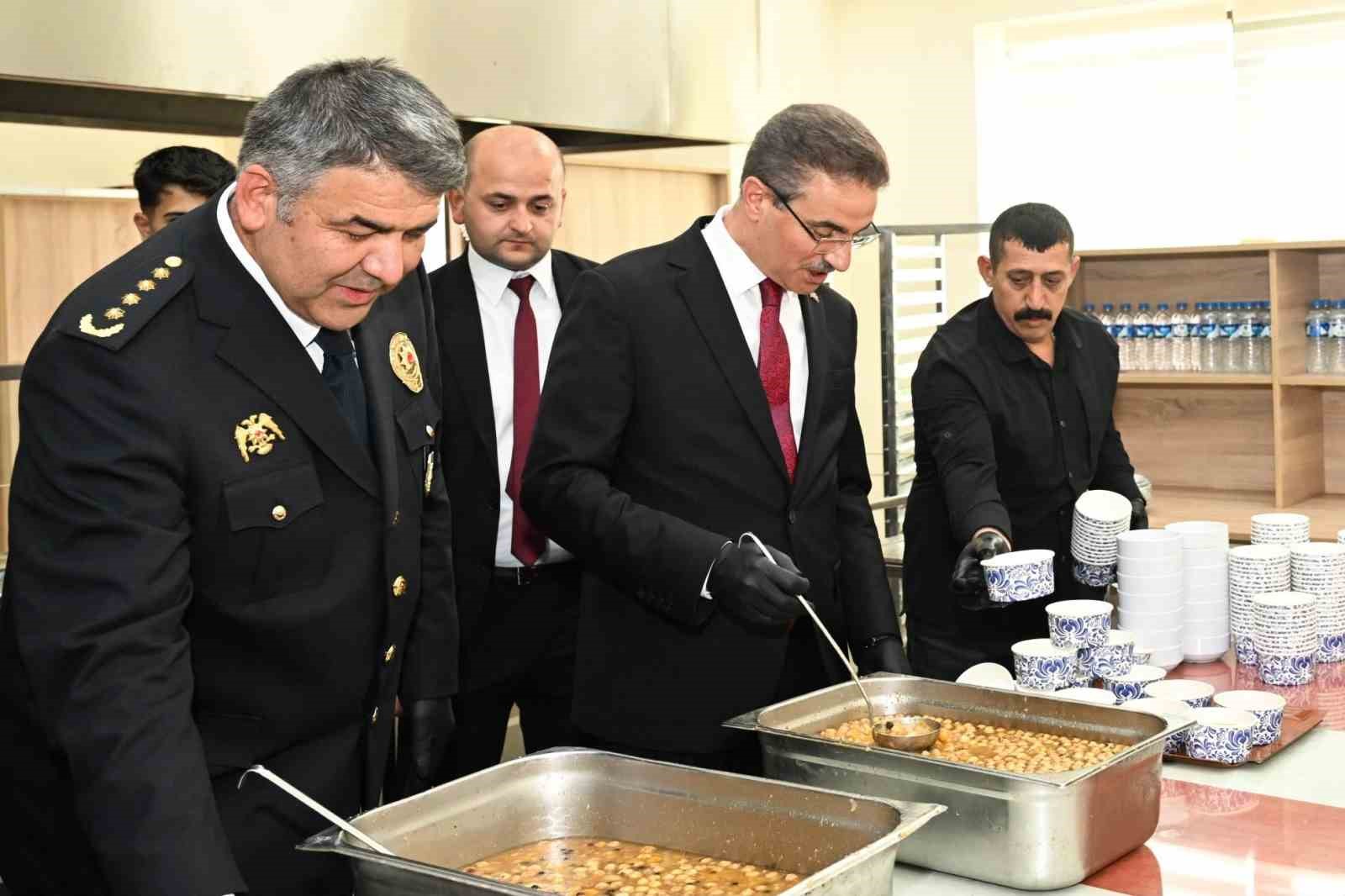 Valisi Aydın Baruş’tan emniyet personeline aşure ikramı