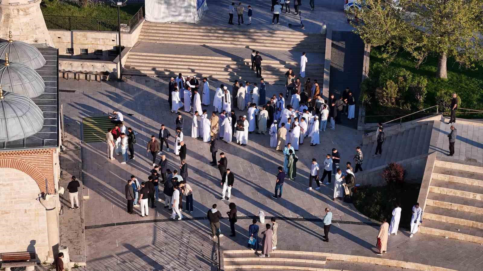 Y&ouml;resel kıyafetleriyle tarihi camide bayram namazı kıldılar