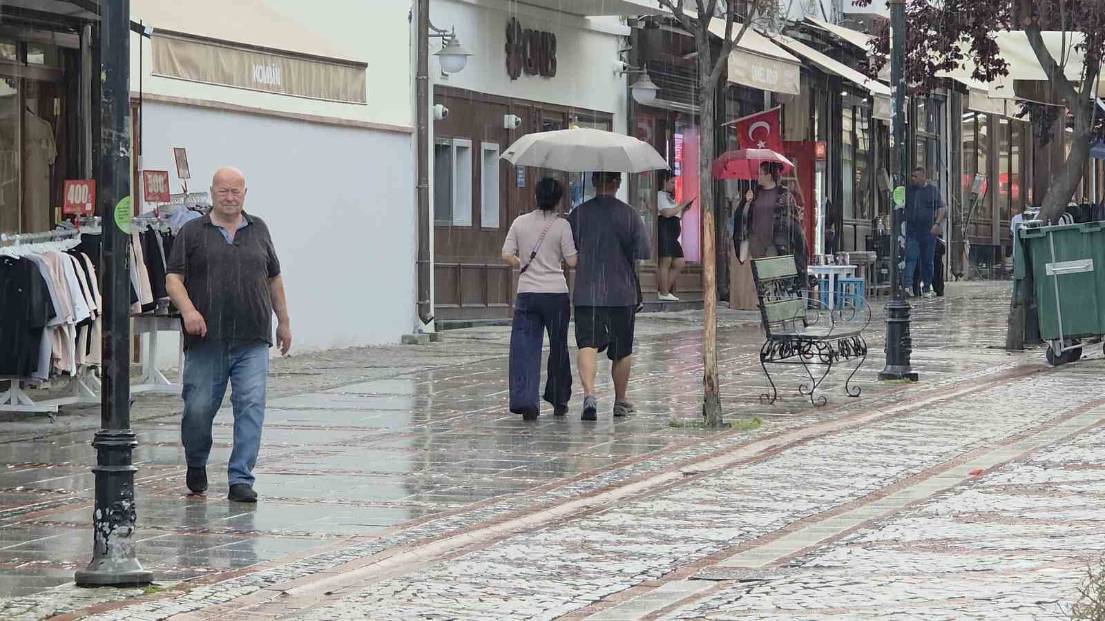 Edirne&rsquo;de vatandaşlar yağmurun tadını &ccedil;ıkardı