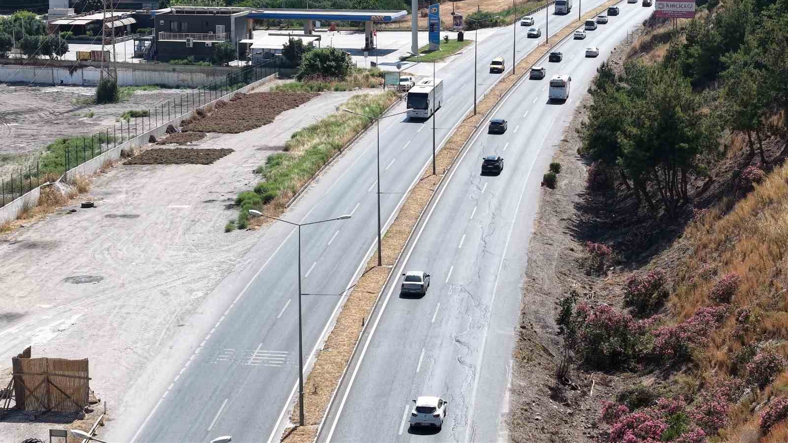 Aydın Orman İşletme’den yangınlara karşı yol kenarı temizliği