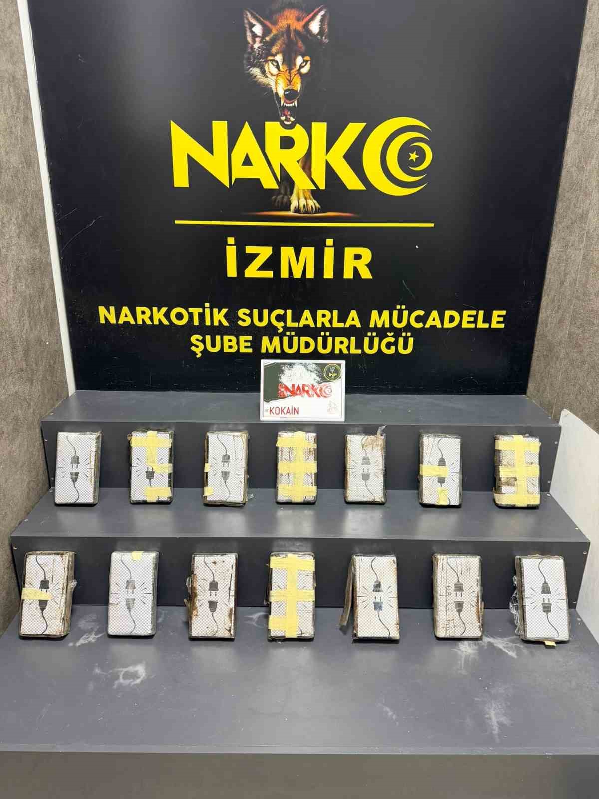 İzmir&rsquo;de zehir tacirlerine ikili darbe: Kilolarca zehir ele ge&ccedil;irildi
