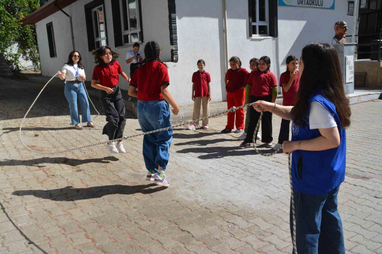 Minik öğrencilerin yeni eğitim yılı sevincine ortak oldular