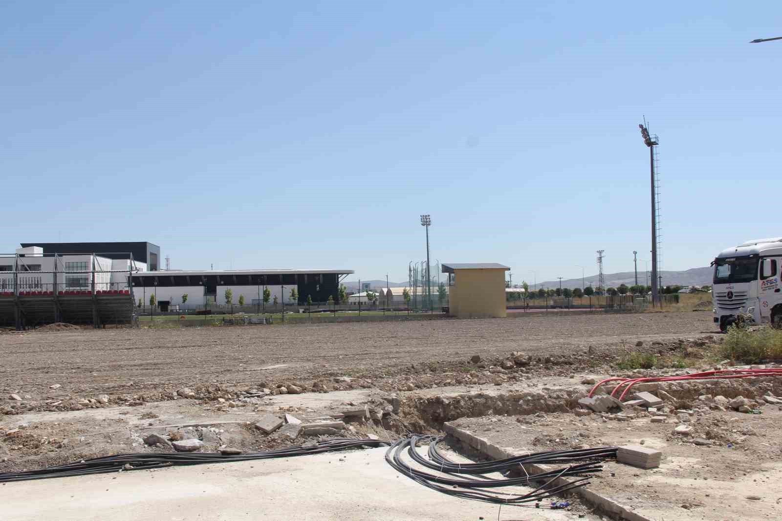Sivas’a modern futbol sahası
