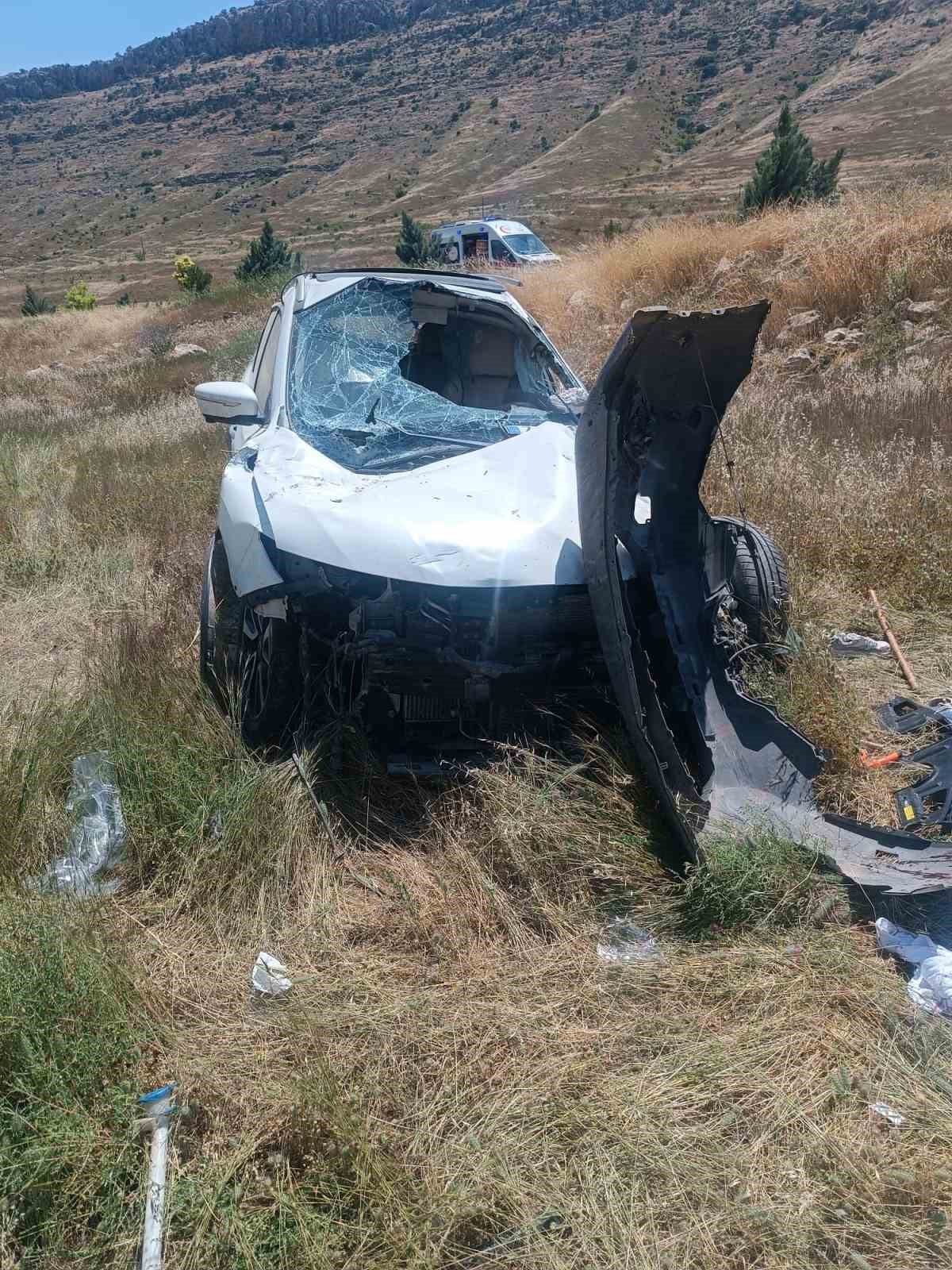 Batman&rsquo;da otomobil şarampole yuvarlandı: 2 yaralı