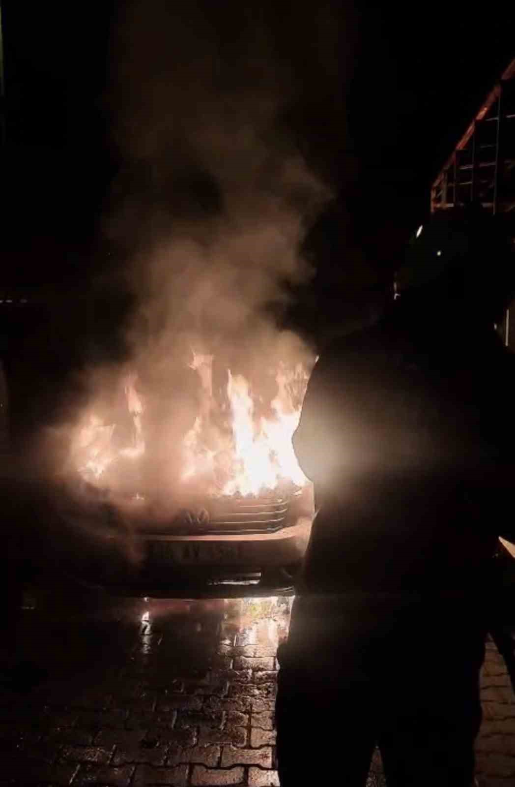Kayseri&rsquo;de yolda arızalanan otomobil sanayide alev aldı