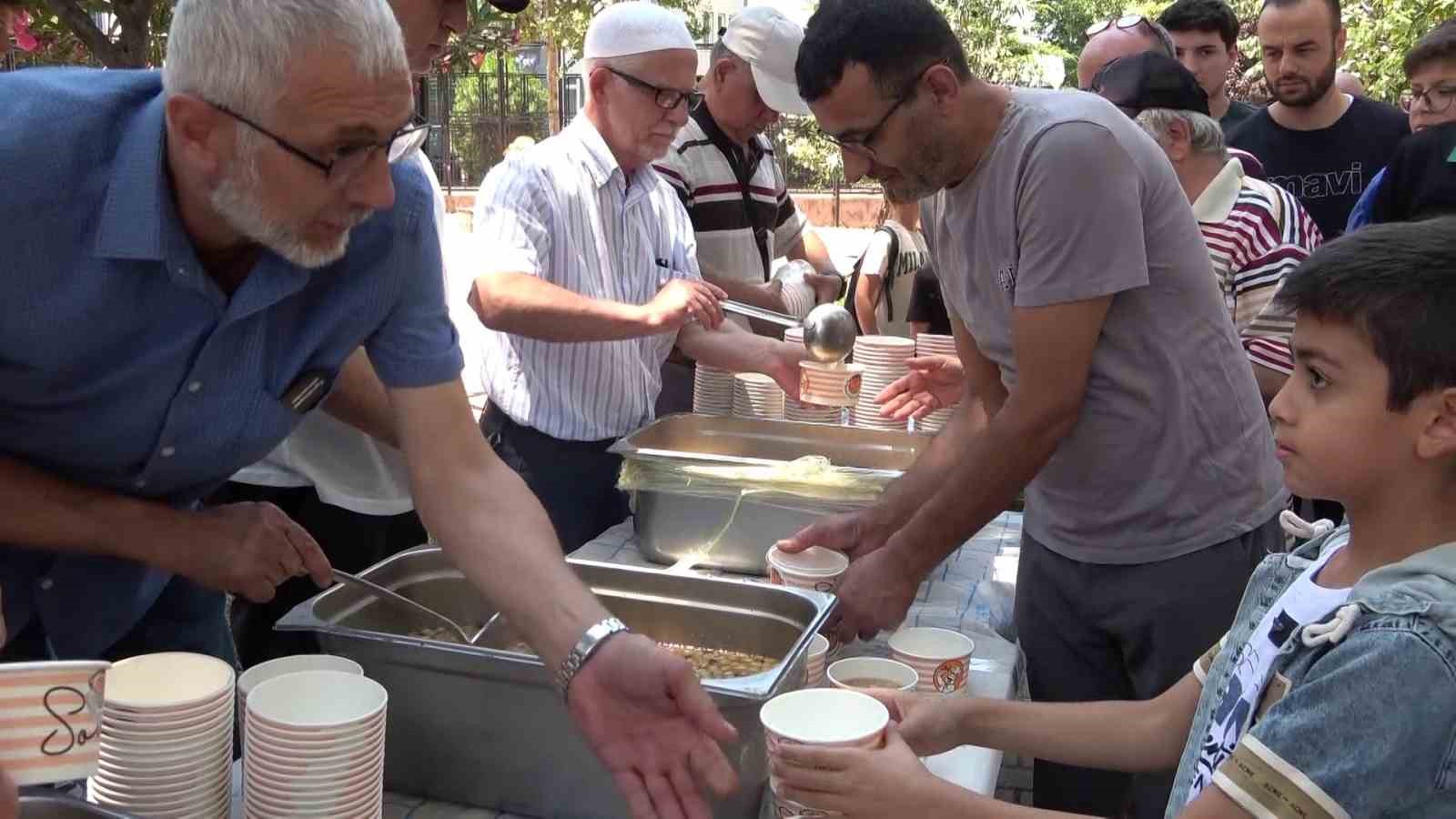 Kiremitçi Sinanbey Cami’de bin 500 kişilik aşure ikramı