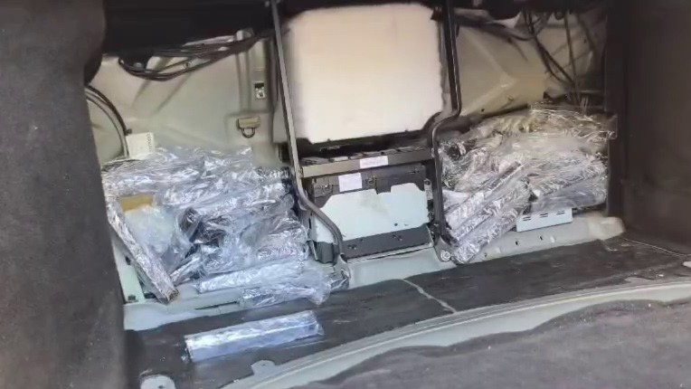 Otomobilin bagajındaki zuladan onlarca silah parçası çıktı