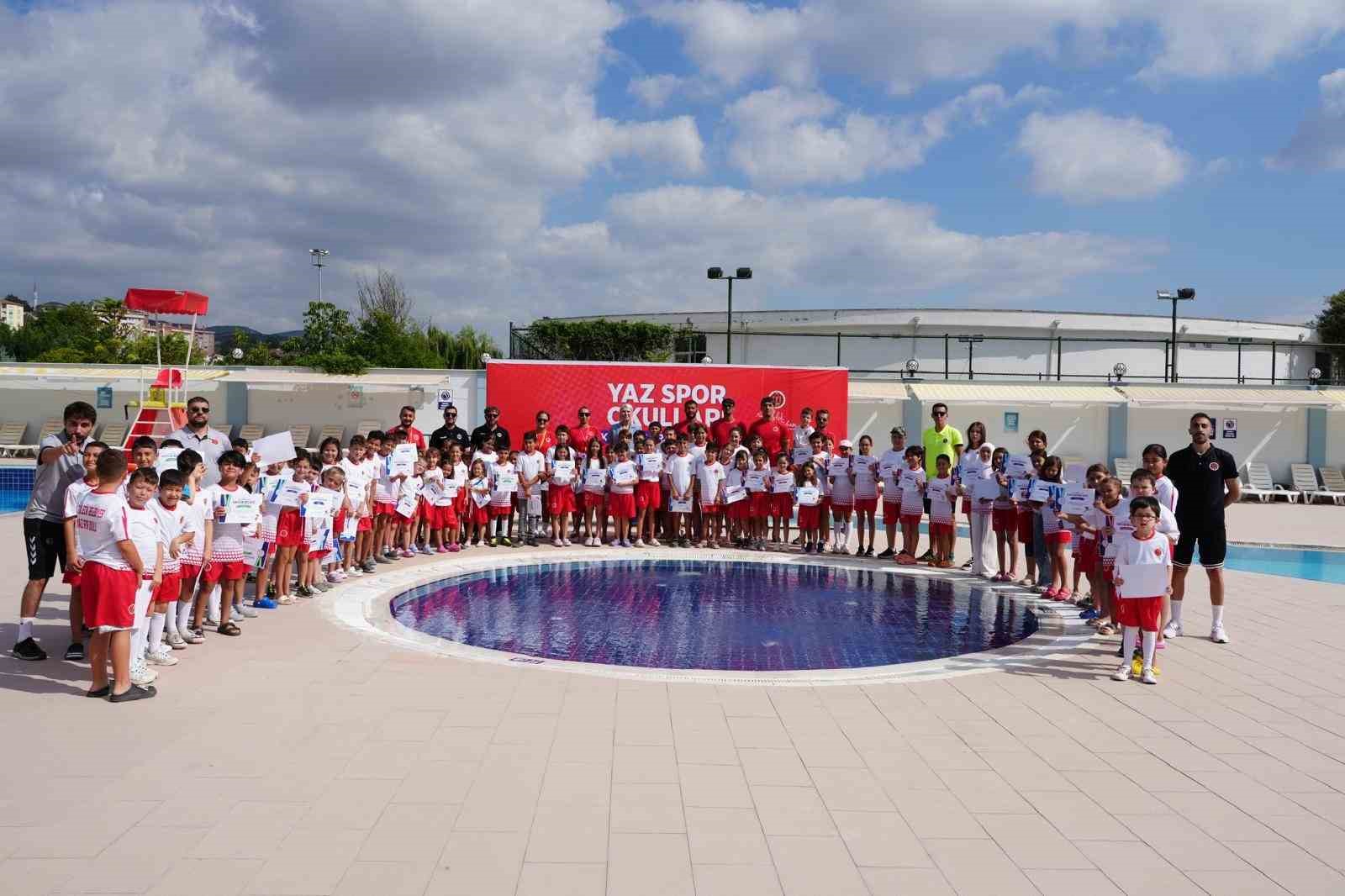 Yaz spor okulları sona erdi, yüzlerce öğrenci sertifikalarını aldı