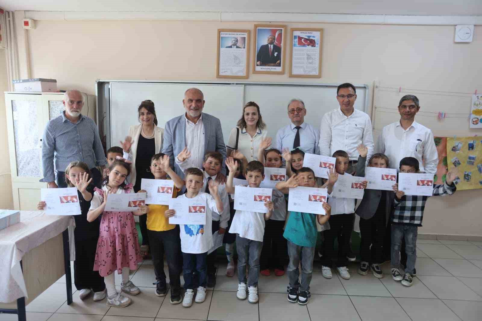 Başkan Sandık&ccedil;ı, &ouml;ğrencilerin karne heyecanına ortak oldu