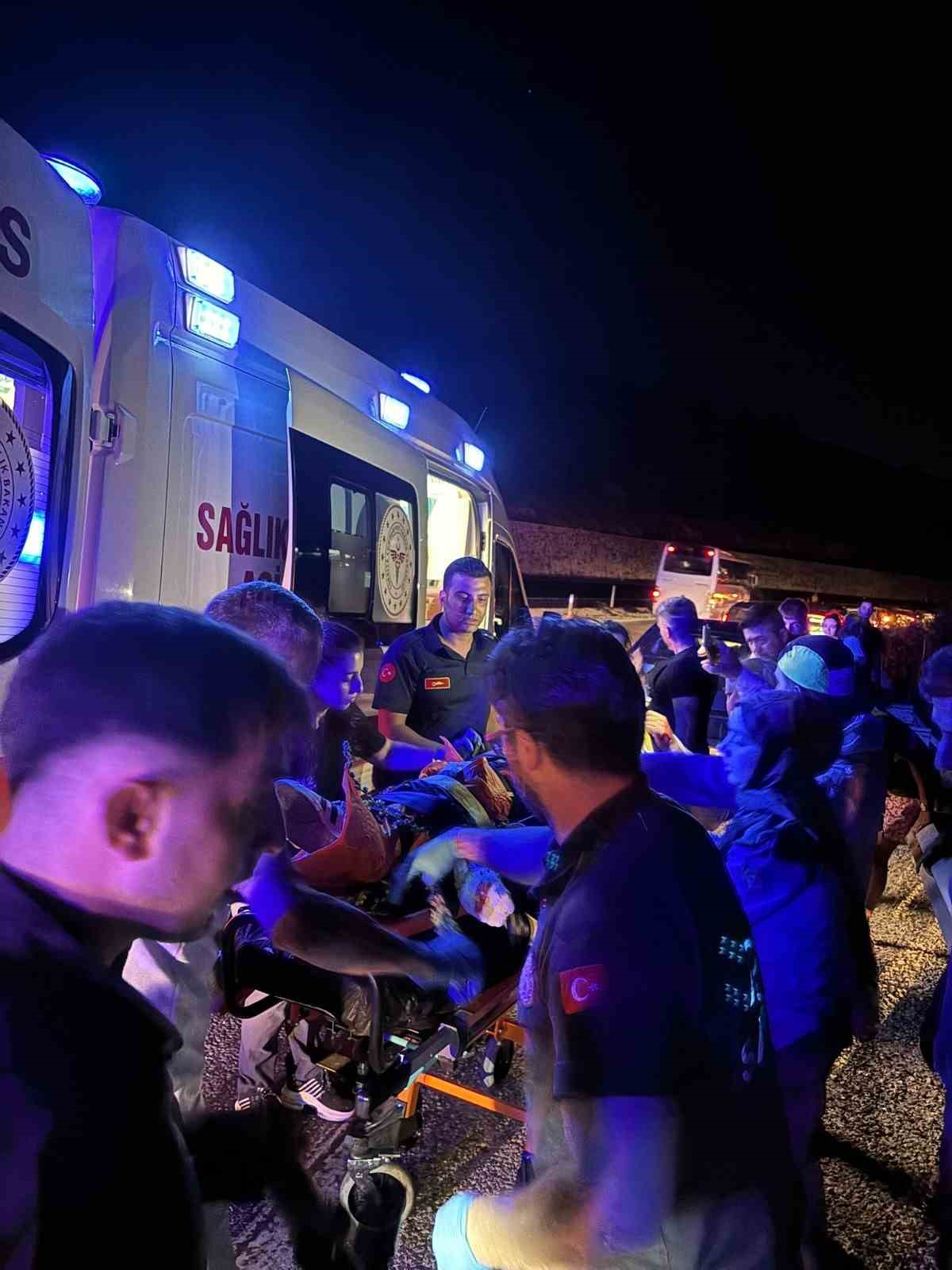 Kuşadası’nda motosiklet kazası: 1’i ağır 2 yaralı