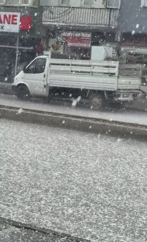Demirözü’nde dolu yağışı etkili oldu