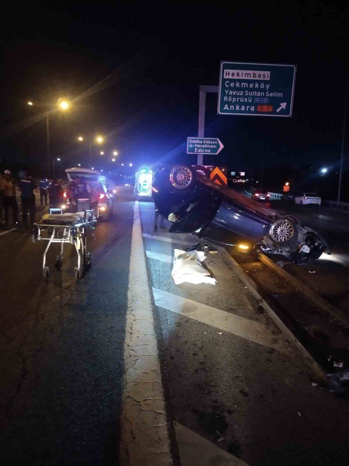Beykoz&rsquo;da TEM Otoyolu&rsquo;nda panelvana &ccedil;arpan otomobil bariyere saplandı: 1 &ouml;l&uuml;, 2 yaralı