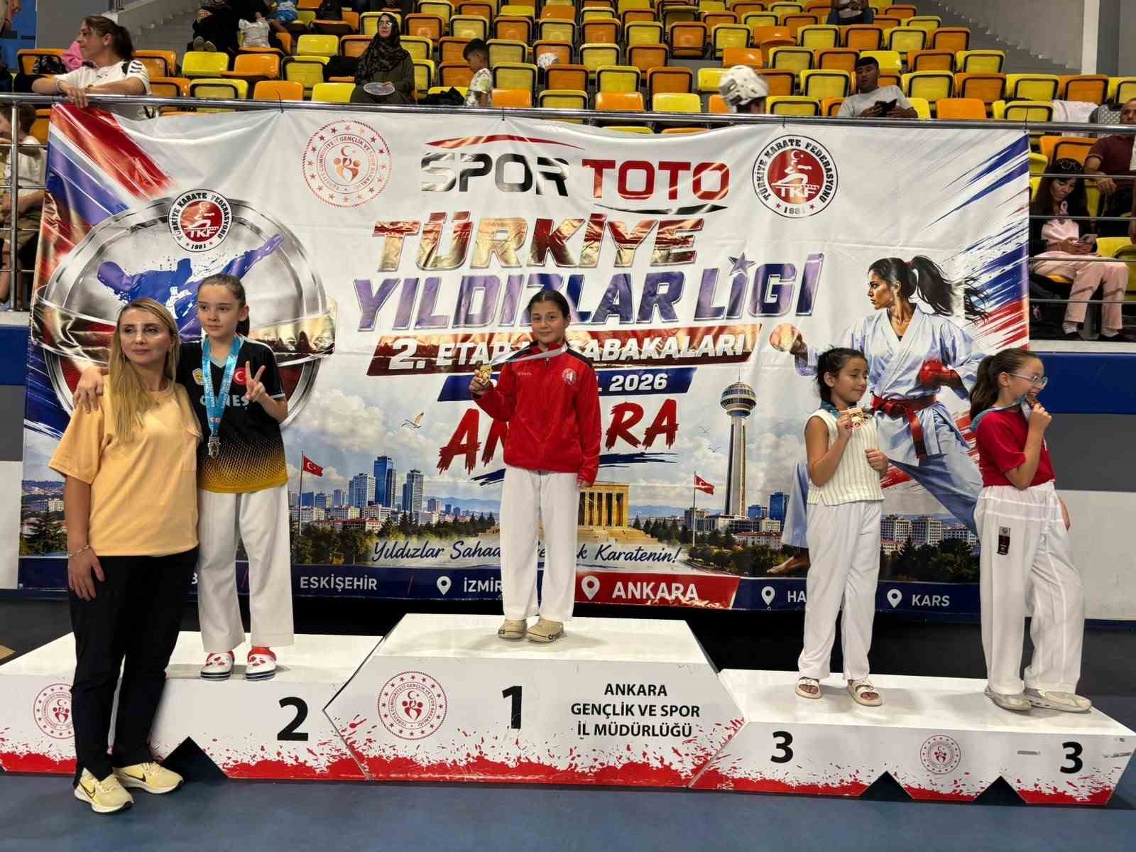 Çorum Belediyesi sporcuları karatede zirveyi bırakmıyor