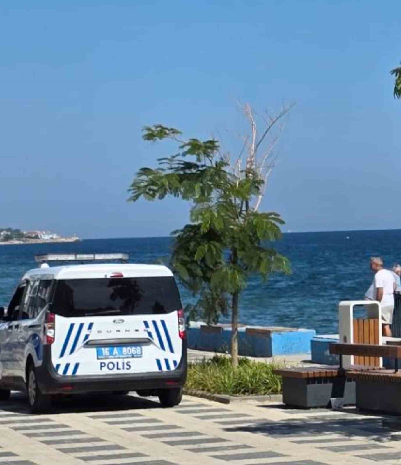 Denizde yüzüstü hareketsiz halde bulunan kişi, kaldırıldığı hastanede hayatını kaybetti