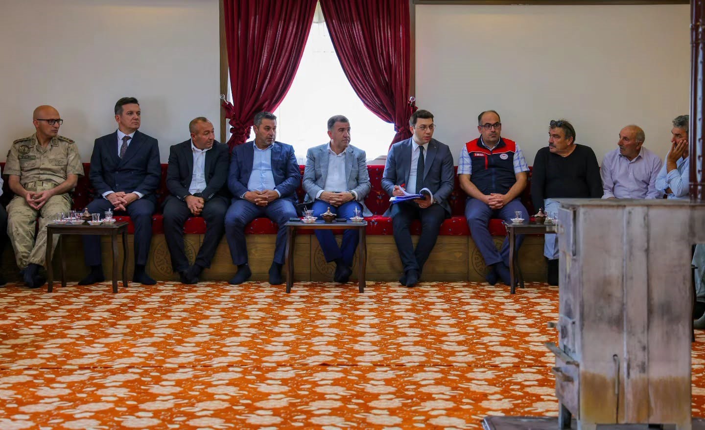Vali Eldivan, yangınzedeleri yalnız bırakmadı