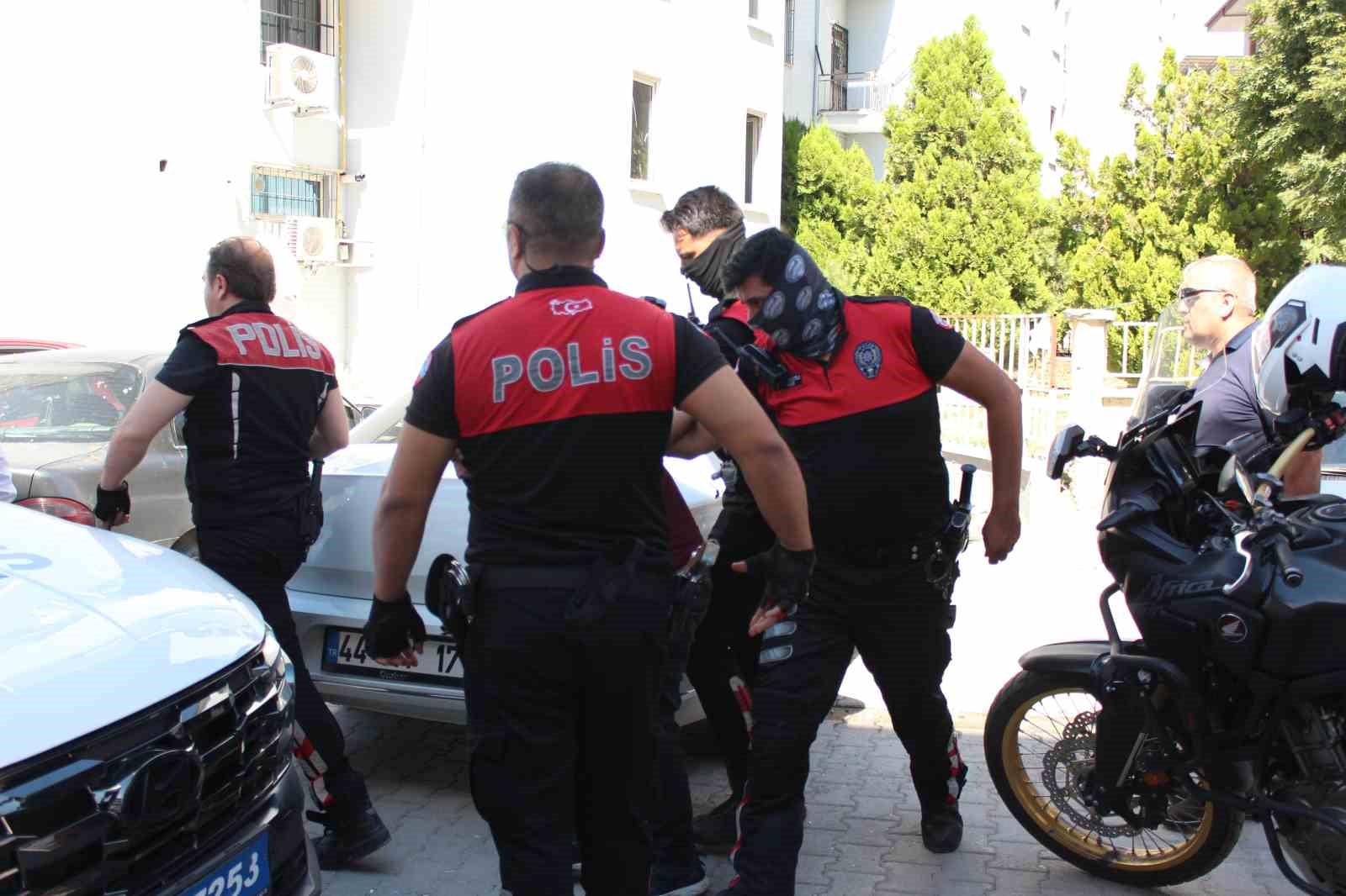 Pompalı tüfekle havaya ateş açan şahıs paniğe neden oldu