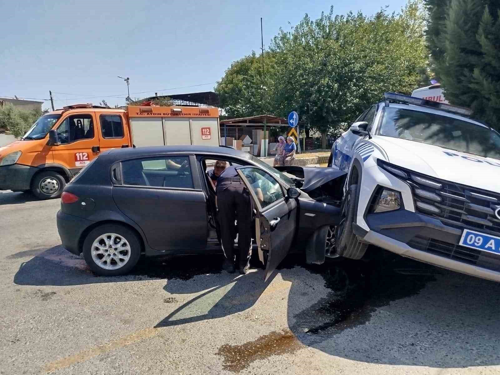 Nazilli’de polis aracı ile otomobil çarpıştı: 2 yaralı