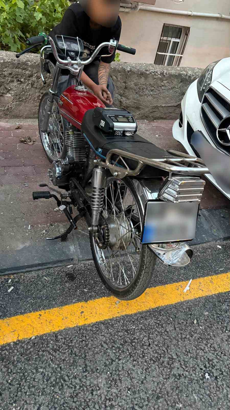 Sahte plakalı ve belgesiz kullanılan motosiklet trafikten men edildi