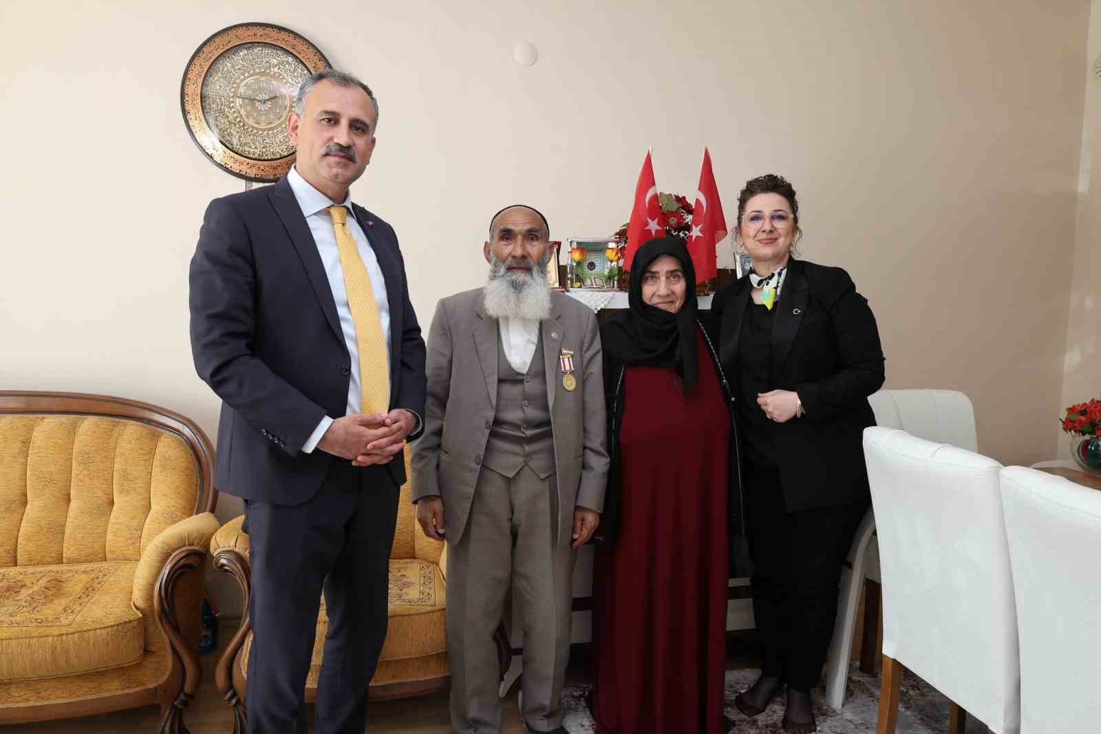 Ağrı Valisi Bozkurt&rsquo;tan bayramda şehit aileleri, gazi, &ccedil;ocuklar ve huzurevi sakinlerine ziyaret